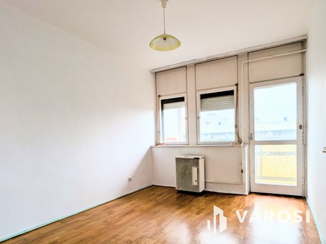 Mesterhármas: belváros, 3 szoba, erkély!