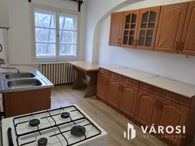 Ikerház építésére is alkalmas telek kiemelt övezetben!