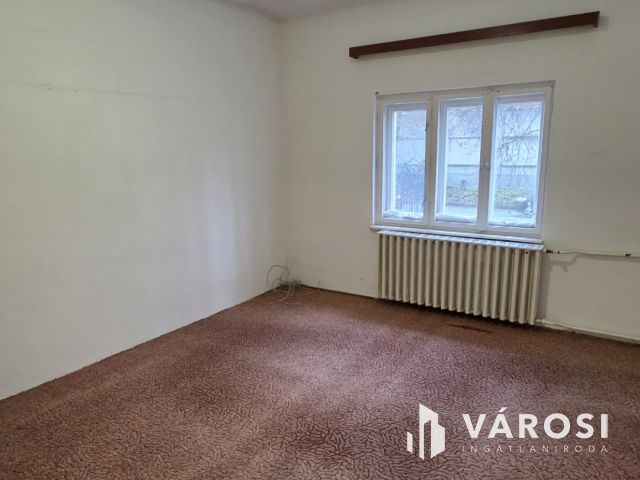 Ikerház építésére is alkalmas telek kiemelt övezetben!