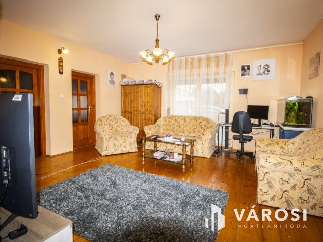 Belvárosi, teljesen felújított ház, üzlettel- Szarvason