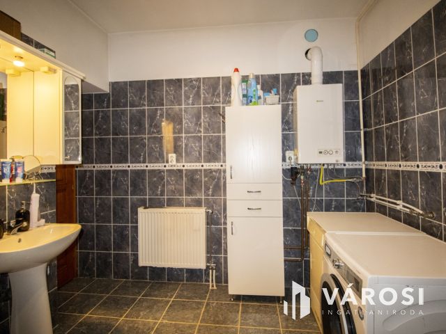 Belvárosi, teljesen felújított ház, üzlettel- Szarvason