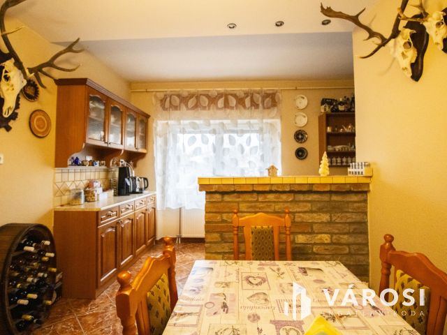 Belvárosi, teljesen felújított ház, üzlettel- Szarvason