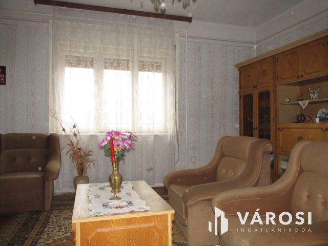 3 szobás családi ház, gazdasági épületekkel.