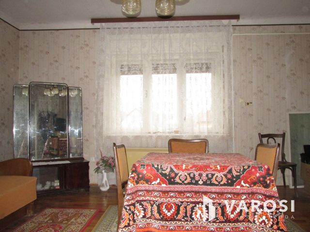 3 szobás családi ház, gazdasági épületekkel.