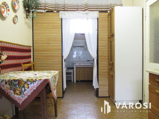 3 szobás családi ház, gazdasági épületekkel.