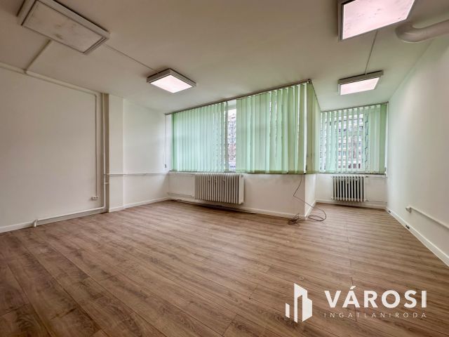 Belvárosi irodaházban felújított irodák kiadók!