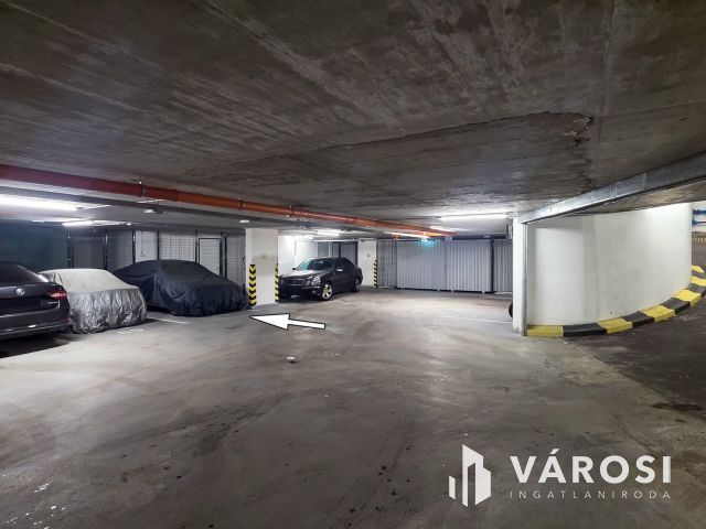 Szabolcs utcában teremgarázs + 6,5 m2 tároló eladó
