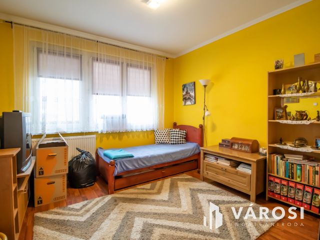 Felújított földszinti lakás közel a belvároshoz