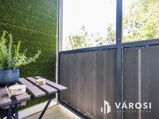 Felújított, belvárosi, azonnal költözhető