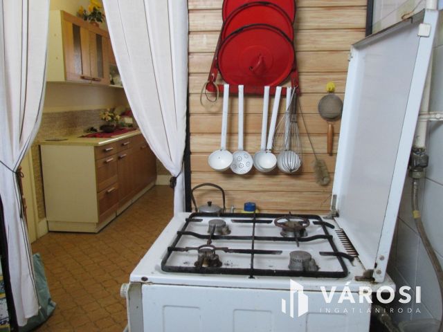 3 szobás családi ház, gazdasági épületekkel.