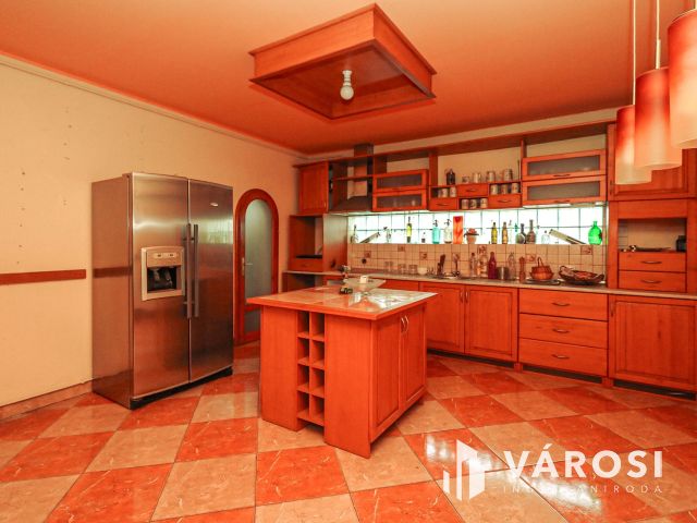 Kétlakásos családi ház Szentes belvárosában