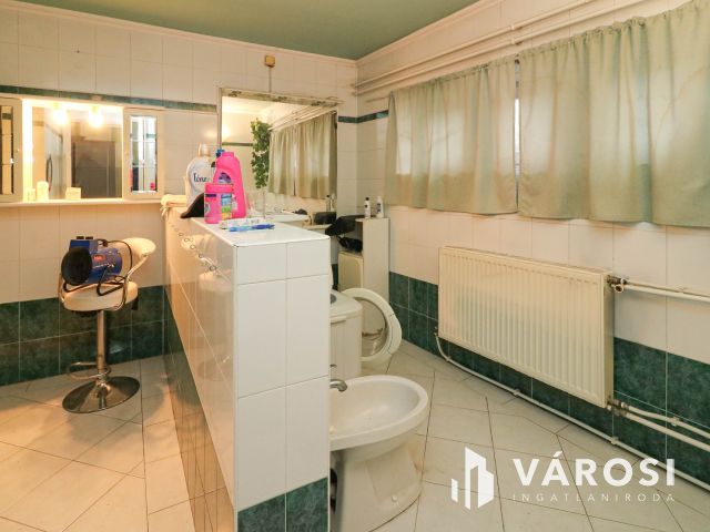 Kétlakásos családi ház Szentes belvárosában