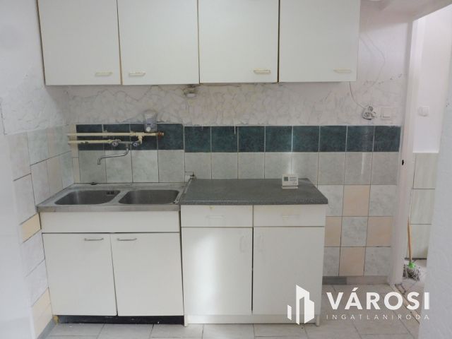 Profitot gyártó ház,jó befektetéssel együtt eladó.