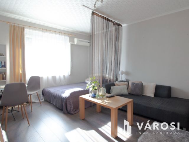 Felújított, két szobás lakás eladó!