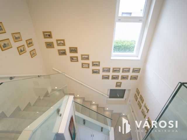Modern, belső kétszintes családi ház remek panorámával!