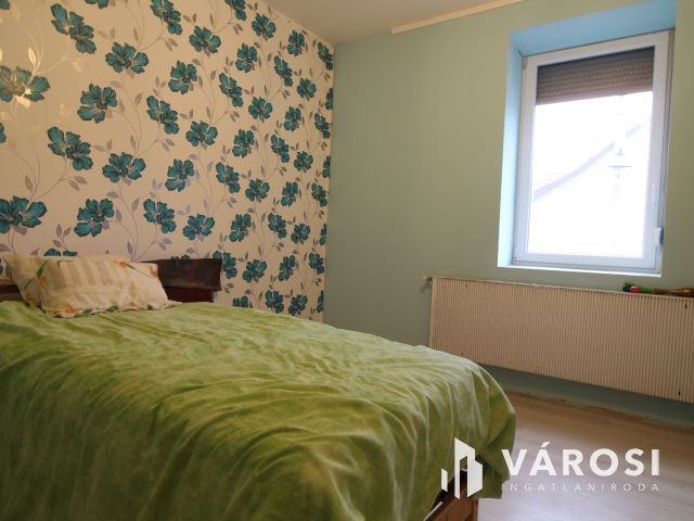 Felújítandó családiház - egy telek áráért Pomázon