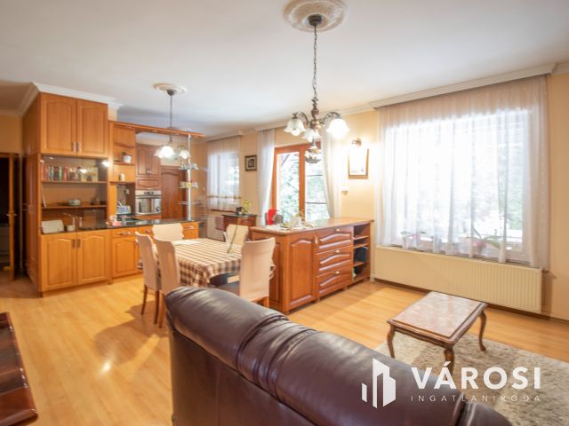 Jó állapotú családi ház garázzsal, beépíthető tetőtérrel