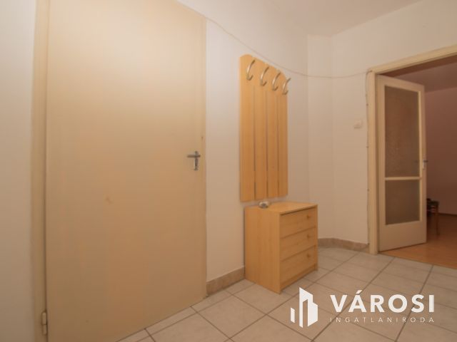 2 szobás, francia erkélyes panel lakás Győr–Magyar utcában