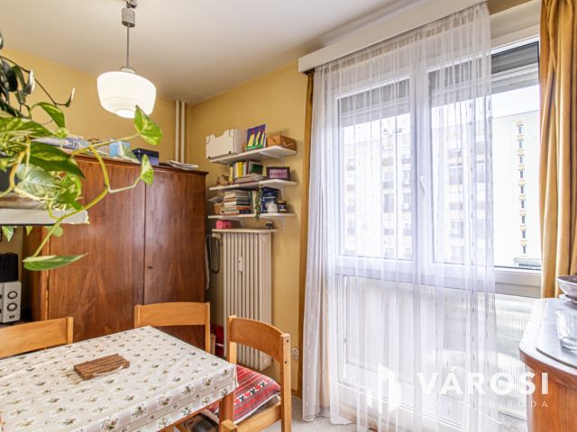 Erkélyes, világos, 2 szobás panel a Kerényi Károly utcában