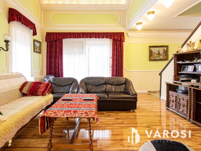 Három szintes jó állapotú családi ház dupla telken!