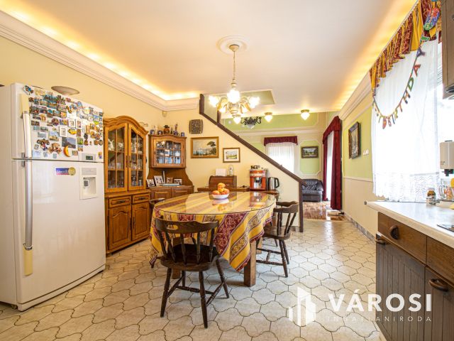 Három szintes jó állapotú családi ház dupla telken!