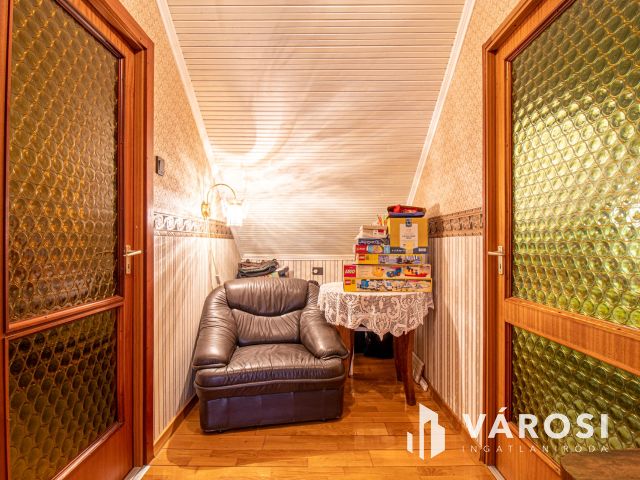 Három szintes jó állapotú családi ház dupla telken!