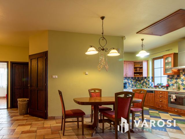 Egyszintes kényelem, exkluzív kert, időtálló minőség