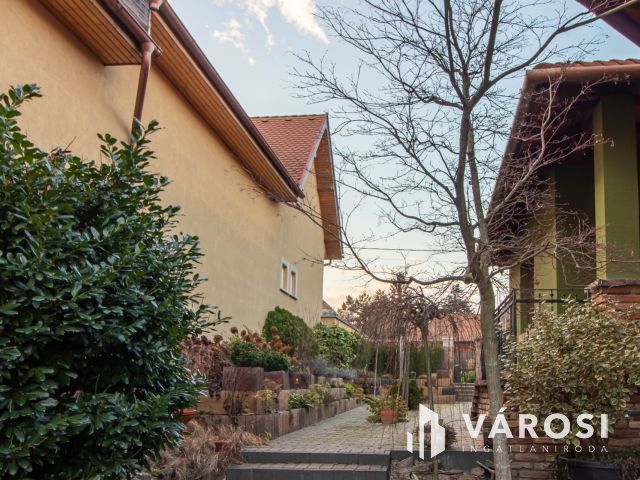 Egyszintes kényelem, exkluzív kert, időtálló minőség