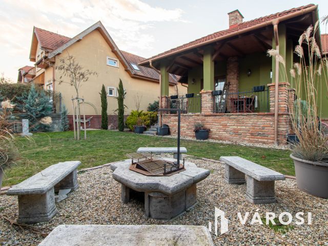 Egyszintes kényelem, exkluzív kert, időtálló minőség