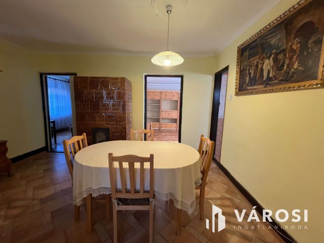 Debrecen mellett jó helyen, családi ház eladó!