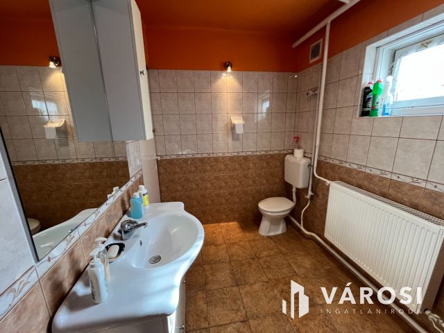 Debrecen mellett jó helyen, családi ház eladó!