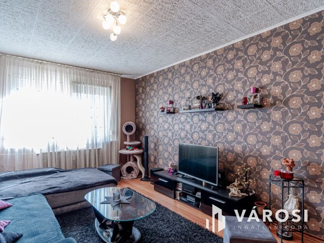 Patent lakás a lugasban