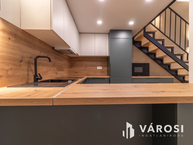 Galériás okosotthon eladó a Visegrádi utca elején!