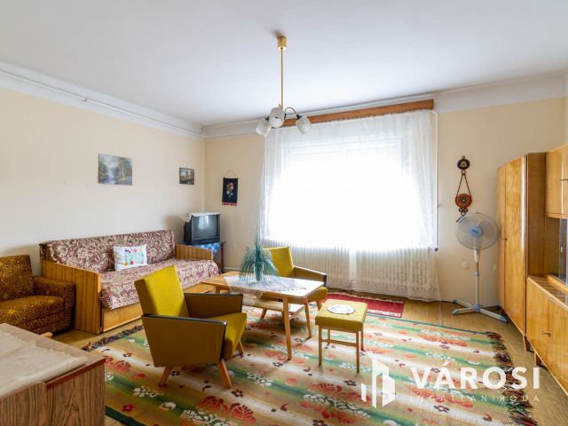 Tégla építésű kis ház Enyingen, sok lehetőséggel