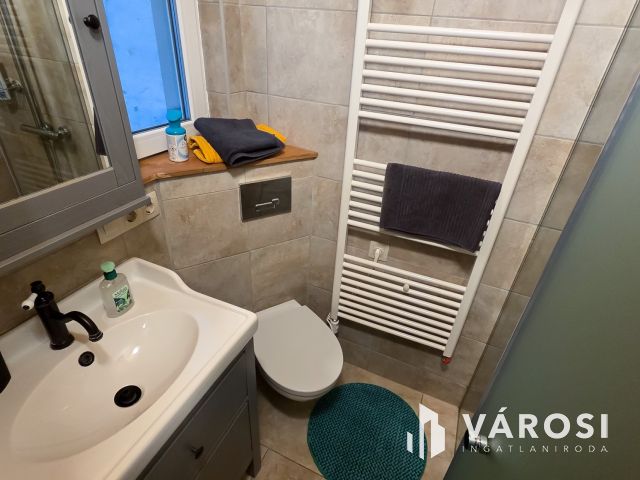 Bútorozott, felszerelt galériás lakás körúttól 1 utcára