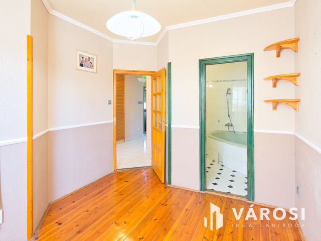 160 m2-es, családi-sorház a Csaba Park környékén eladó