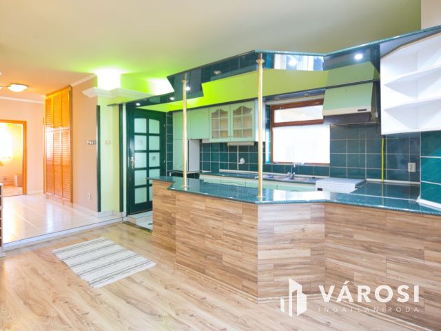 160 m2-es, családi-sorház a Csaba Park környékén eladó