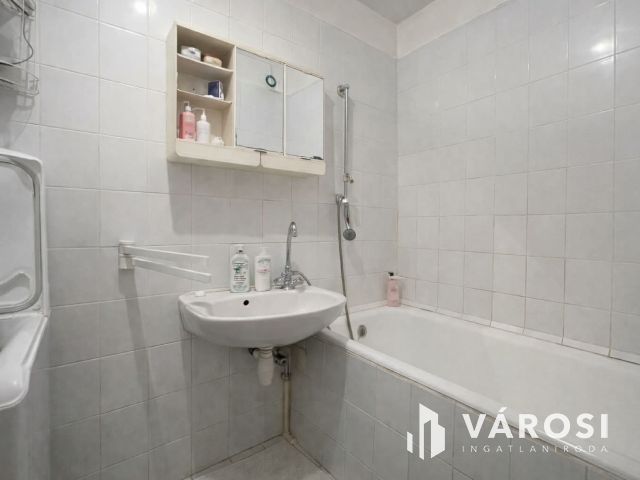 Belvárosi 3 szobás erkélyes tégla lakás eladó