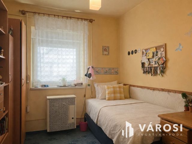 Belvárosi 3 szobás erkélyes tégla lakás eladó