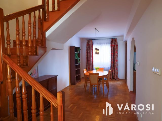 Nagyerdei tágas belső kétszintes lakás eladó