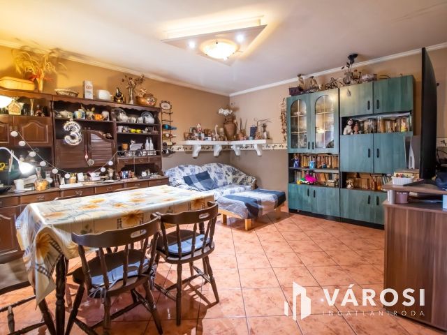 Felújított 5 szobás családi ház + 1 kislakás