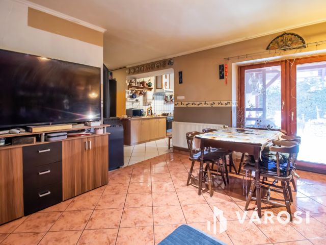 Felújított 5 szobás családi ház + 1 kislakás