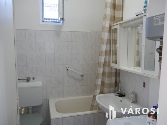 Győr-Szabadhegyen kis családi ház – saját udvarral