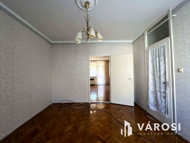 Belvárosi 2. emeleti erkélyes tégla lakás eladó