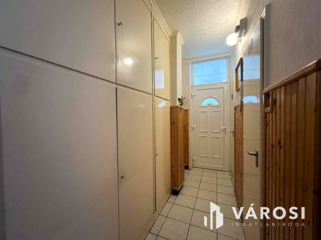 Belvárosi 2. emeleti erkélyes tégla lakás eladó