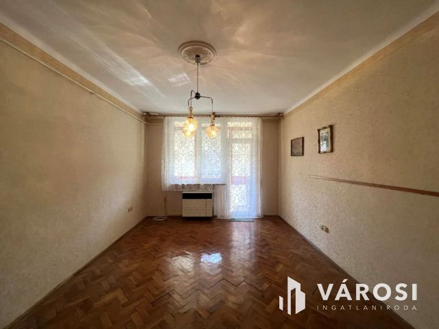 Belvárosi 2. emeleti erkélyes tégla lakás eladó