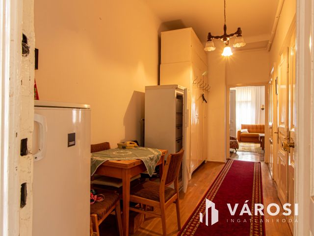 Világos erkélyes polgári lakás a VII. kerületben