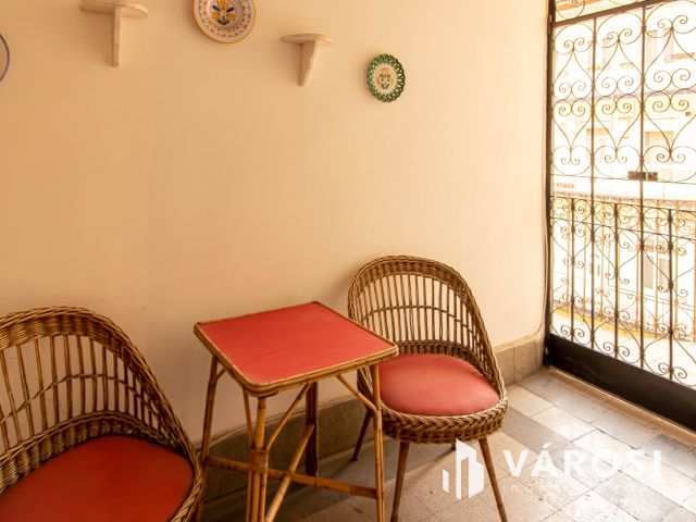 Világos erkélyes polgári lakás a VII. kerületben