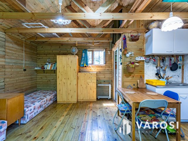 Építési telek Gödöllőn, kis faházzal