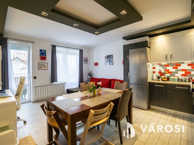 Nádorvárosban erkélyes nagy lakás, garázs lehetőséggel!